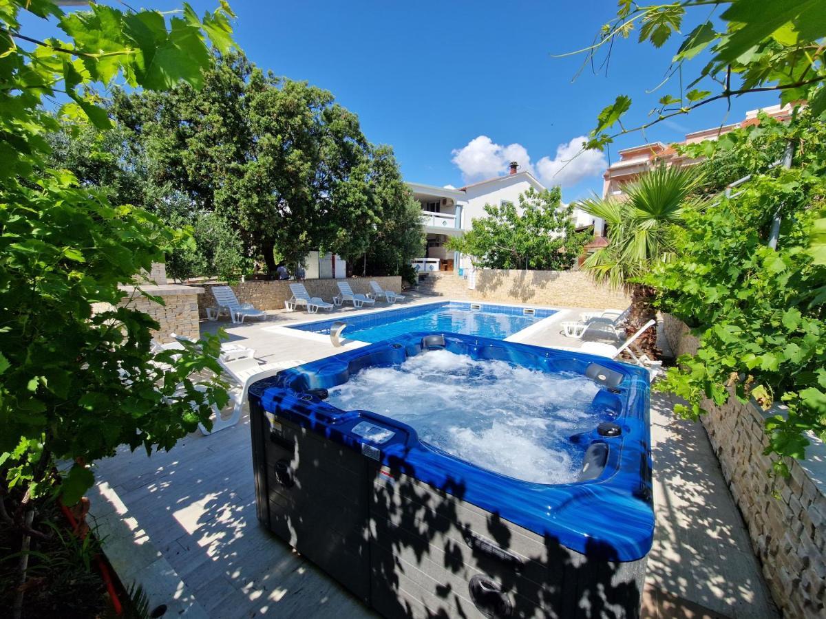 Pool Apartments Knezevic Novaglia Esterno foto