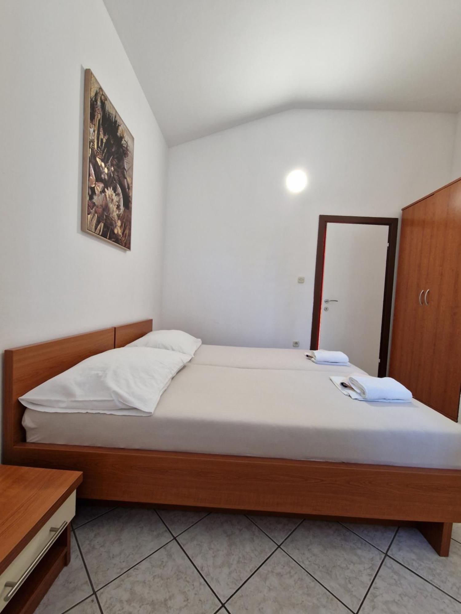 Pool Apartments Knezevic Novaglia Esterno foto